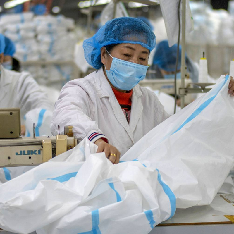 La fábrica de ropa Ruoxuan exportó 450K trajes protectores a los EE. UU.